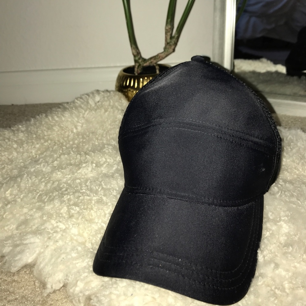 Lululemon black cap